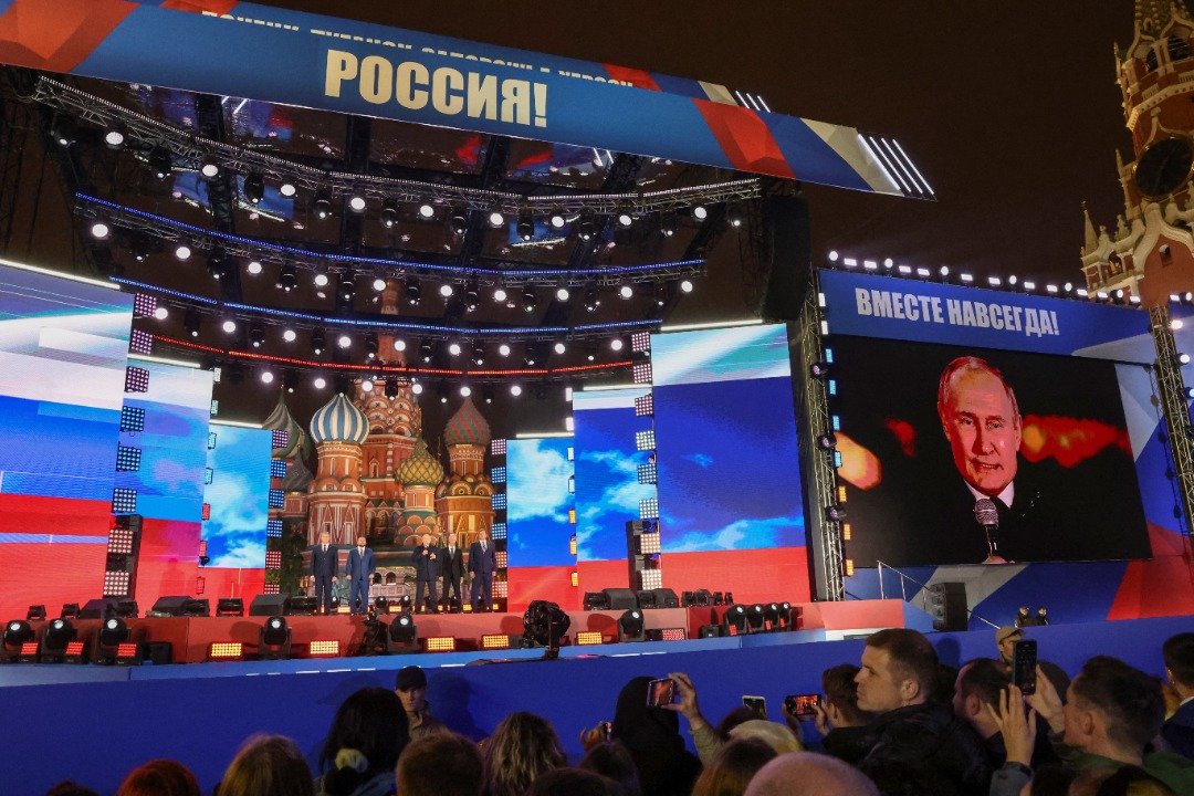 俄罗斯总统普京与在俄国指定的乌东4地区领导人，在庆祝入俄仪式的演唱会上发表演说。（图取自俄罗斯卫星通讯社/路途社）