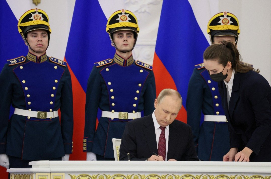 俄罗斯总统普京当地时间周五签署条约正式并吞乌克兰4个地区。（图取自俄罗斯卫星通讯社/路途社）