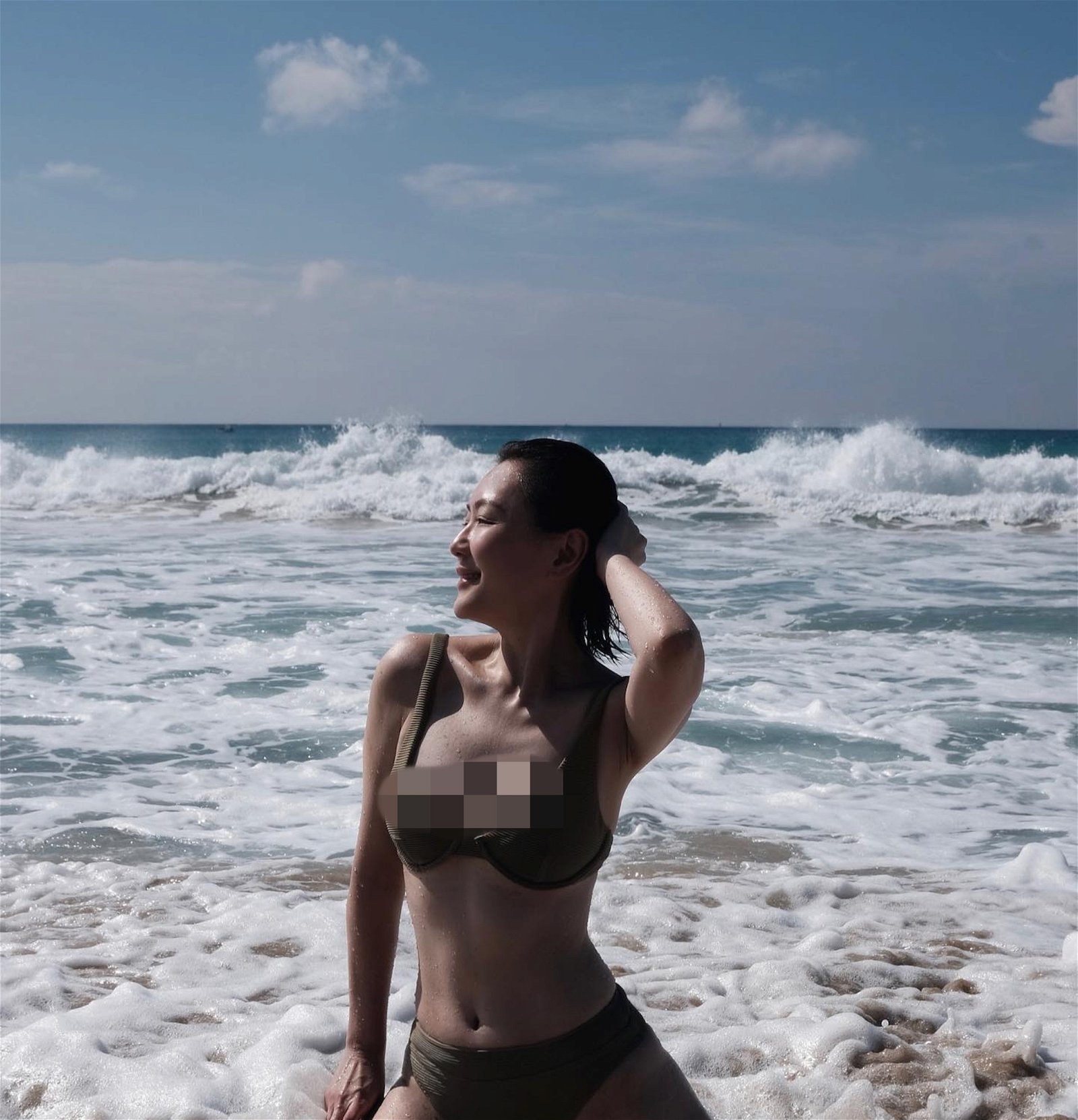 杜汶泽晒出田蕊妮在海边大解放的照片，田蕊妮大方穿著比坚尼，展露好身材。