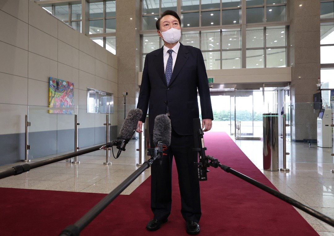 韩国总统尹锡悦周二抵达龙山总统办公室时向媒体讲话。（图取自韩联社/法新社）