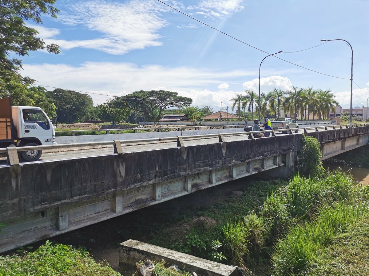 怡保双溪巴里桥被网传出现龟裂及不安全引起民众关注，有关当局前往检查后证实桥梁结构安全，解除民众的不安。