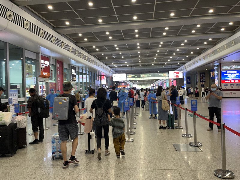 在上海虹桥火车站，由外地进沪旅客必须通过检康码等检查才得以出站。（图取自中央社）