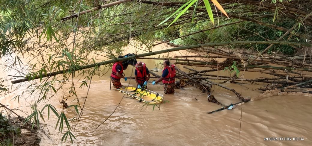 消拯员抵达现场协助警方将卡在竹堆的死者遗体打捞。（照片由消拯局提供）