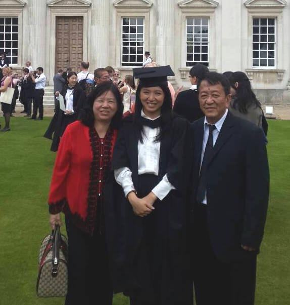 杨美盈家人到英国剑桥参加她的硕士毕业典礼。（图取杨美盈个人官方网站）