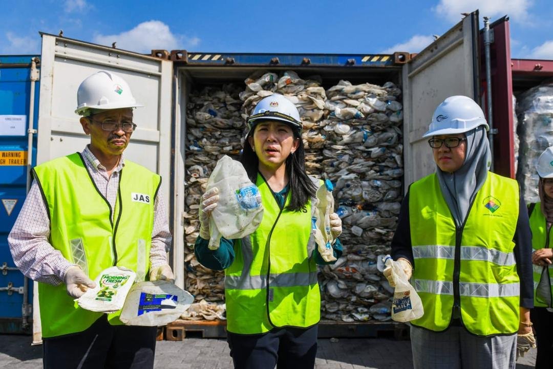 杨美盈担任部长期间，积极处理洋垃圾遣返来源国的课题。