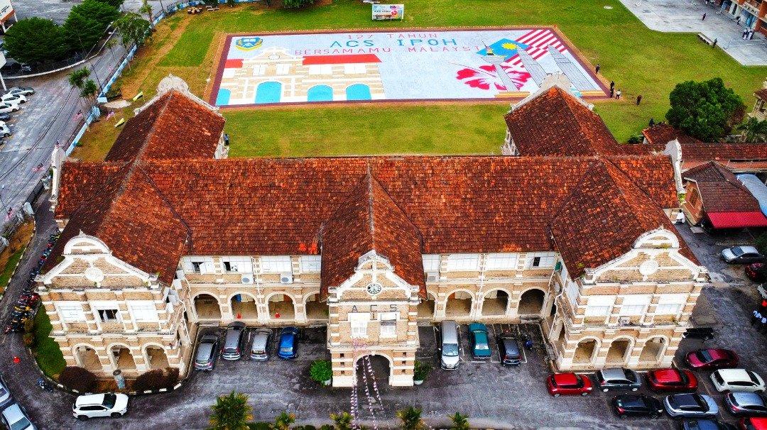 怡保男英华中学耗时2个月使用9万3000块砖头堆砌出一幅127周年画作。