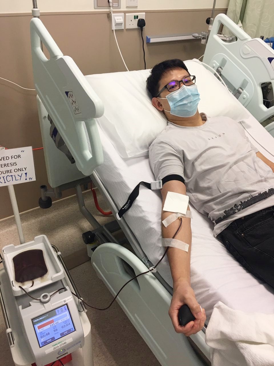 父亲郑义林早前8小时躺著不能动的捐献干细胞，较后又二度捐献白血球给爱女萍荌。