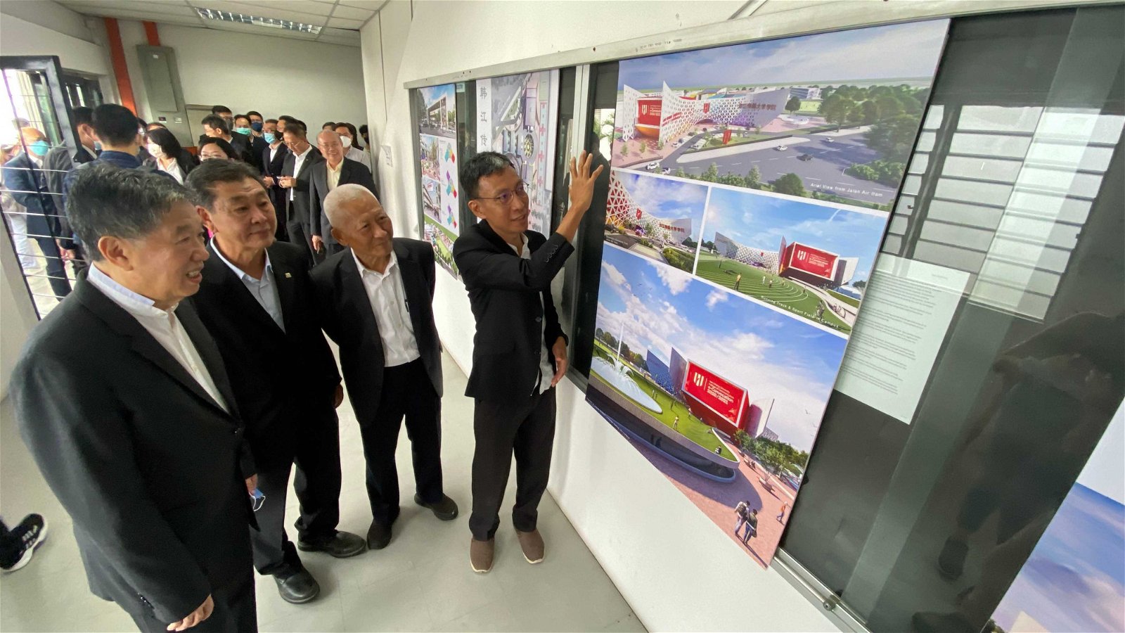 陈国平（左起）、建筑发展策划主任拿督斯里方炎华与黄赐兴，正在聆听著aLM Architects的绘测师梅志雄讲解蓝图设计。