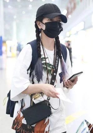 赵薇8月被目击现身北京机场！