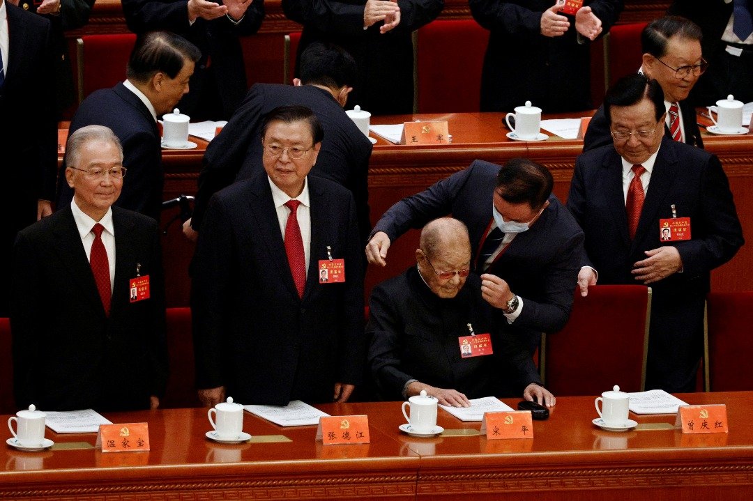 中国前总理温家宝（左起）、前人大委员长张德江、106岁的元老宋平、前中国国家副主席曾庆红一起就座。（图取自路透社）