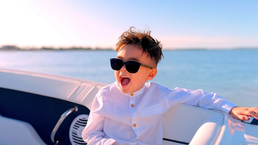 周杰伦早前在新歌《粉色海洋》MV中让儿子出镜。