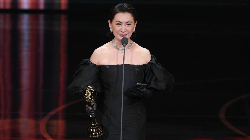 本届最佳男主角由《嘉庆君游台湾》的陈亚兰获得，成为金钟奖史上首位夺下视帝的“女性”。