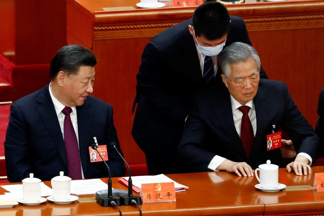 中国前领导人胡锦涛被工作人员“强行”带离现场的画面引发全球关注和各种猜测。（图取自路透社）