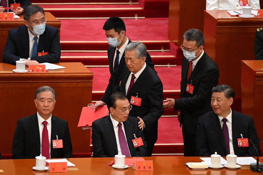 胡锦涛在被带离会议前，拍了拍李克强的肩膀。（图取自法新社）