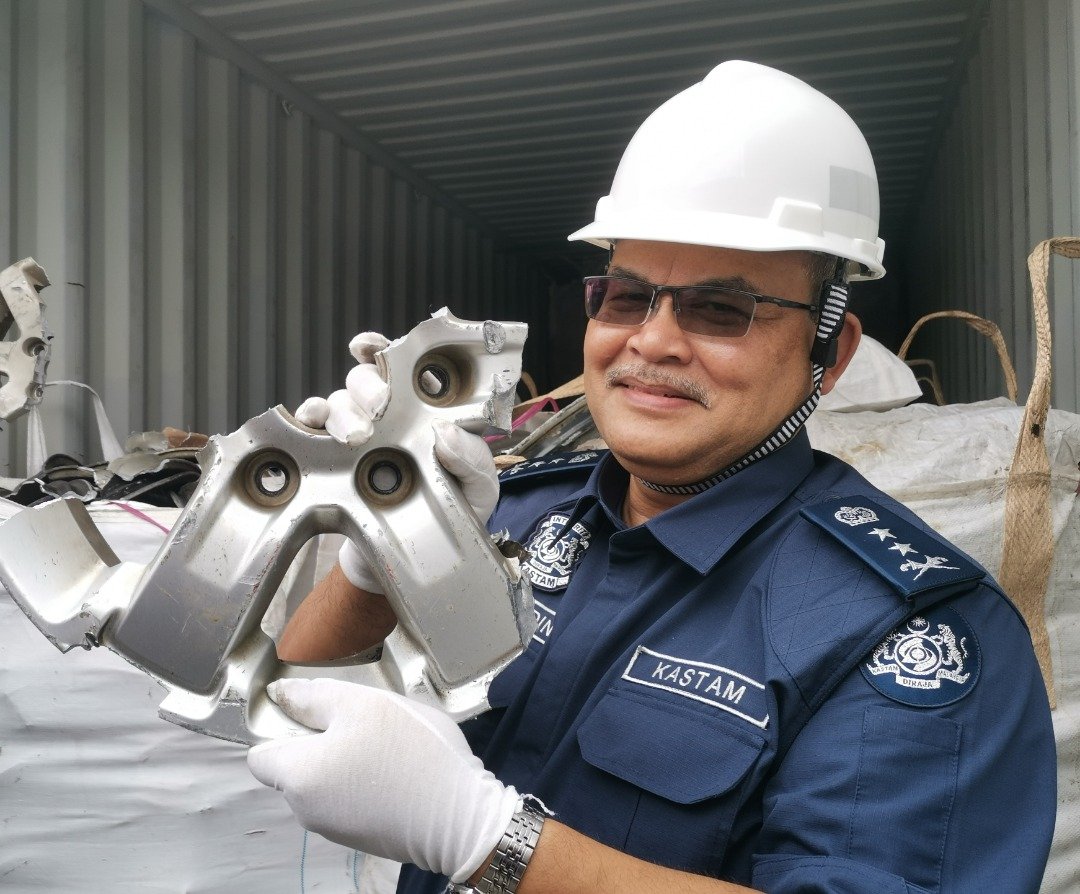 密斯峇胡丁展示当局起获的铝废料。