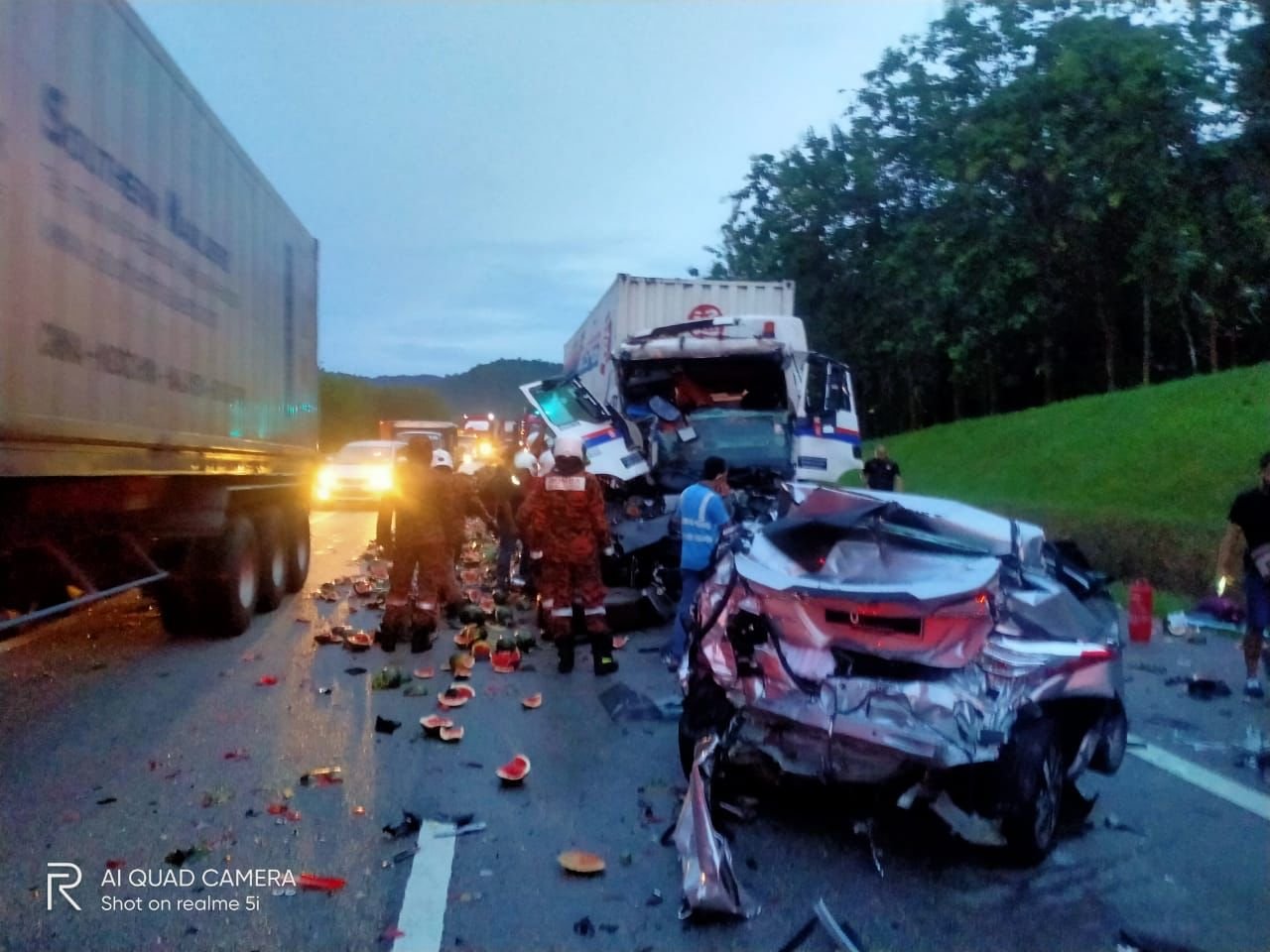 南北大道往北约129公里处，周三傍晚发生涉及5辆车的夺命车祸。