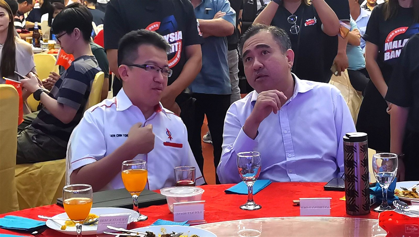 刘镇东（左）与陆兆福在“大马崛起，重燃希望”竞选基金筹款晚宴上，不时交流。