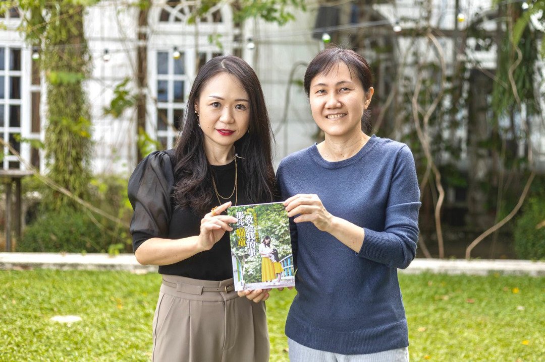 黄雁丽（左）已将《那些癌童教会我的事》书籍，移交给杨晓玲医生，由后者分派给癌童家长。