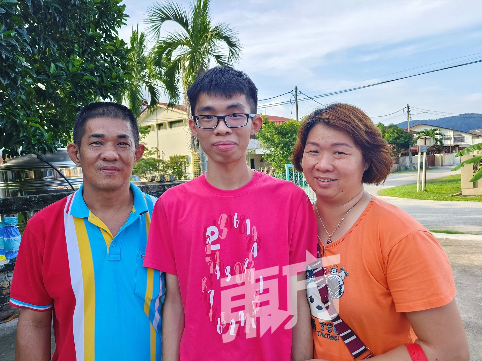 患病后，母亲是主要照护者，父亲虽在外地工作，但会一直给予鼓励。图为李雍轩与父母合照。