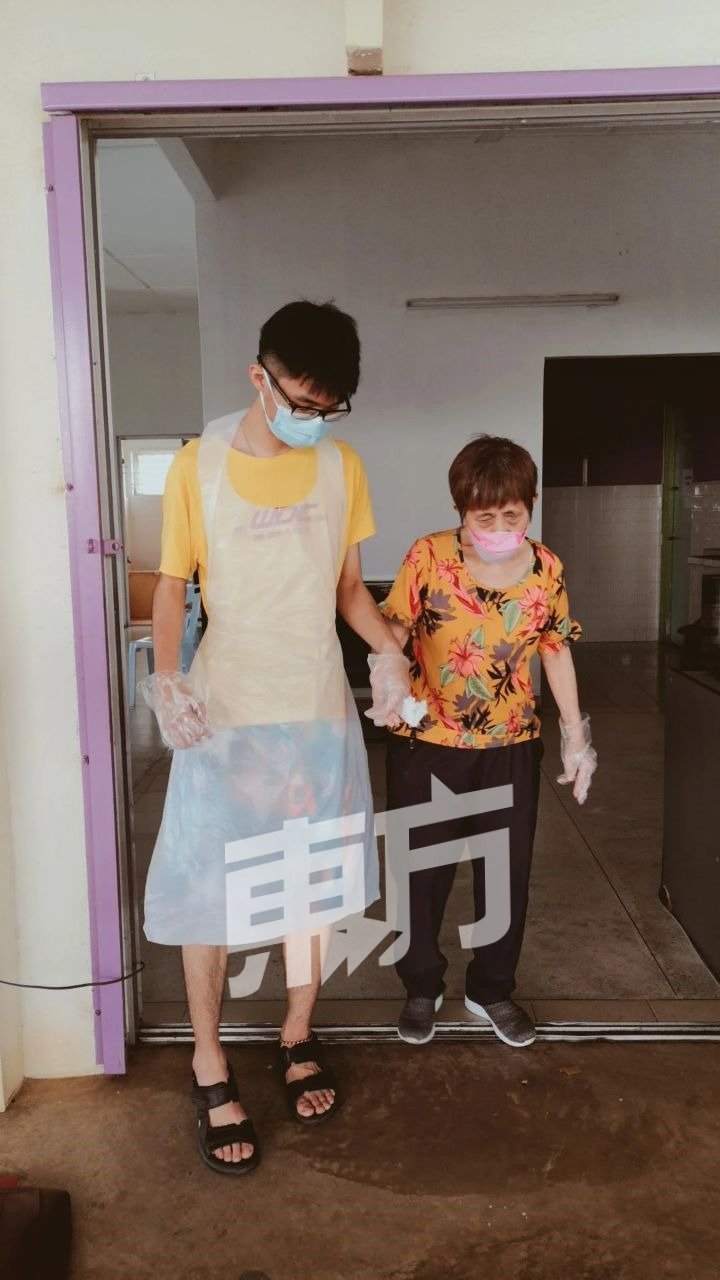 毕业后，每逢星期四，李雍轩都会到NASAM协助物理治疗师进行小组治疗，图为他帮忙照顾其他中风患者。