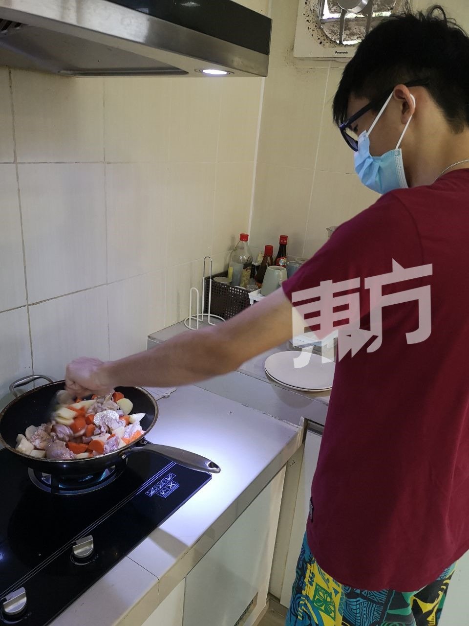 在物理治疗师的指导下，他在NASAM学会煮日式咖喱，但回到家后忘了其步骤，加上家人担心他受伤，因而未能成功煮一顿饭给家人吃。