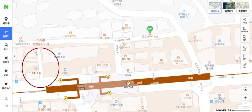 图中咖啡色区域梨泰院地铁站，红色圆圈框出区域，即为发生踩踏事件的巷弄。这条巷子其实为一段斜坡路。 （图取自杨虔豪/台湾《联合报》）