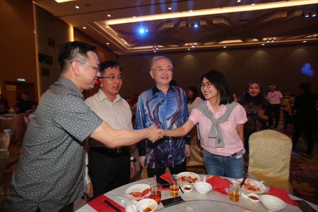 王晓婷（右起）日前与魏家祥南下出席柔南华文报业活动，并与公正党地不佬准候选人潘伟斯（左）握手交流。左2为行动党柔州州委巫程豪。