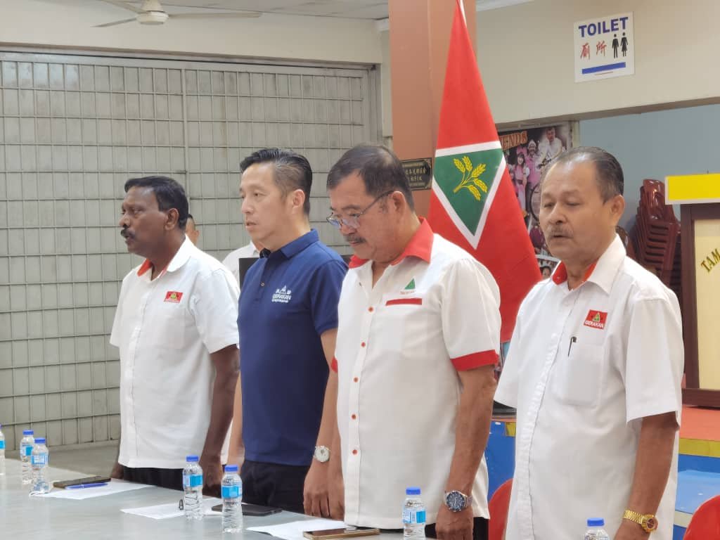 庄文财（右起）、陈保吉、胡栋强及玛里慕都出席民政党波各先那区部代表大会。。