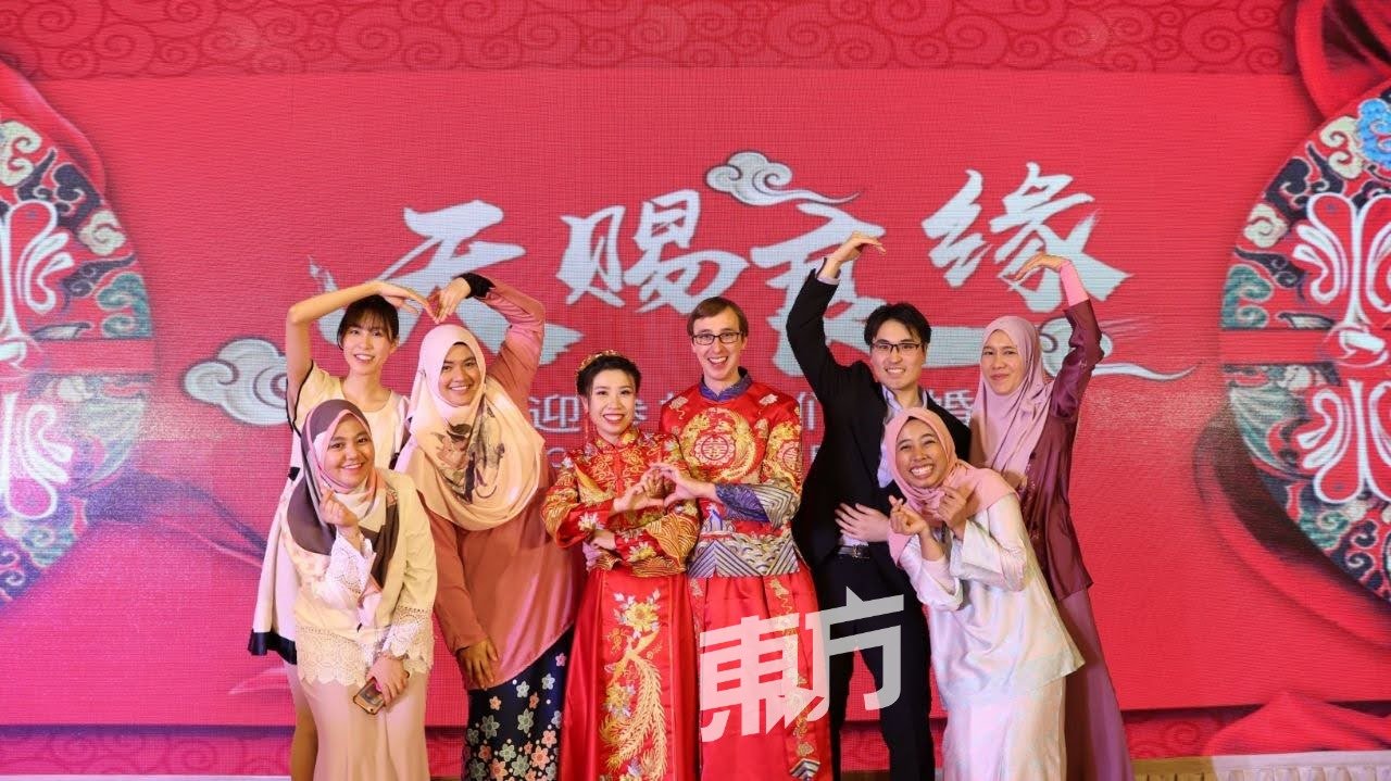 妃卡（后排右一）与同学们一起参加大学讲师的婚礼。