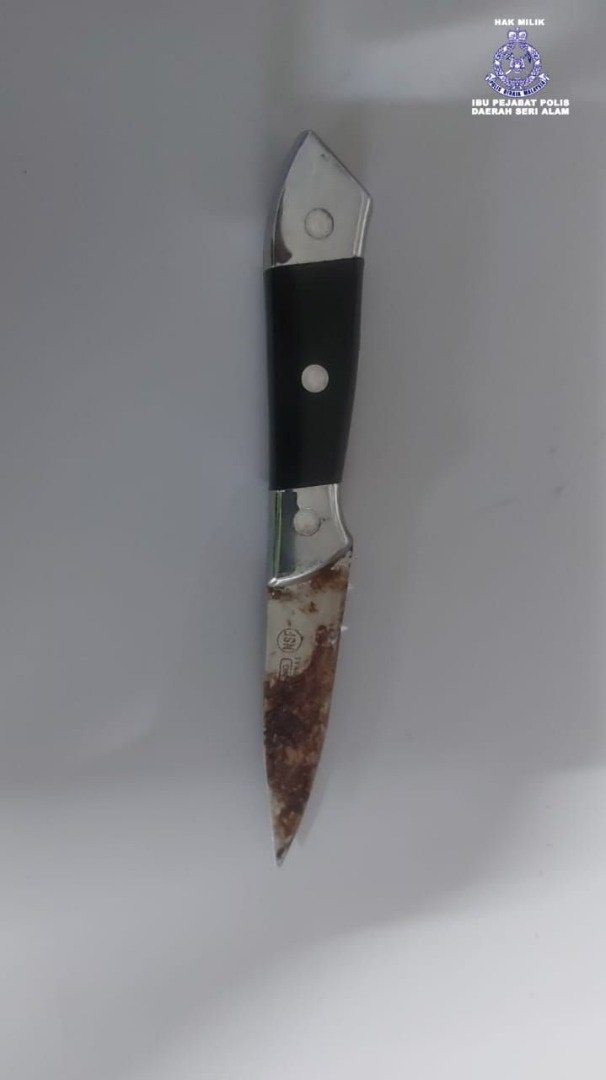警方起获一把疑似刺伤女子凶器的小刀。
