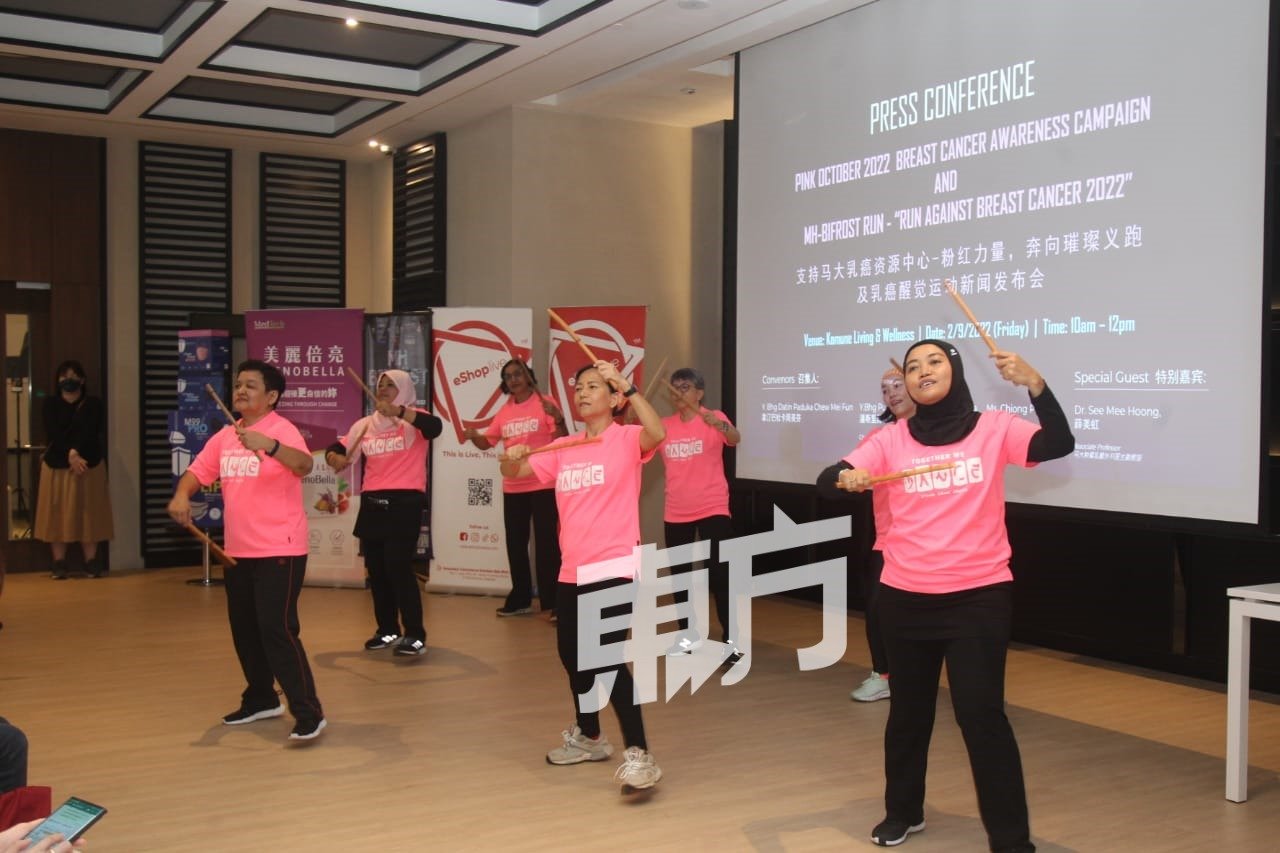 马大医院乳癌资源中心的乳癌患者互助组织UMMC Candy Girls Support Group（粉红战士组合）每个星期六都会举办跳舞活动，也会定时邀请医药专家、营养专家等为乳癌病人解说，提高醒觉。图为粉红战士组组合在活发布会上跳舞。