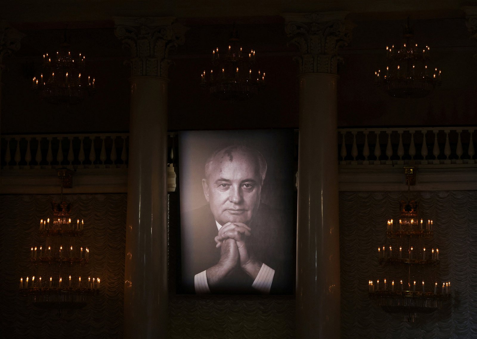 戈尔巴乔夫的肖像，被挂在圆柱大厅上。（图取自路透社）