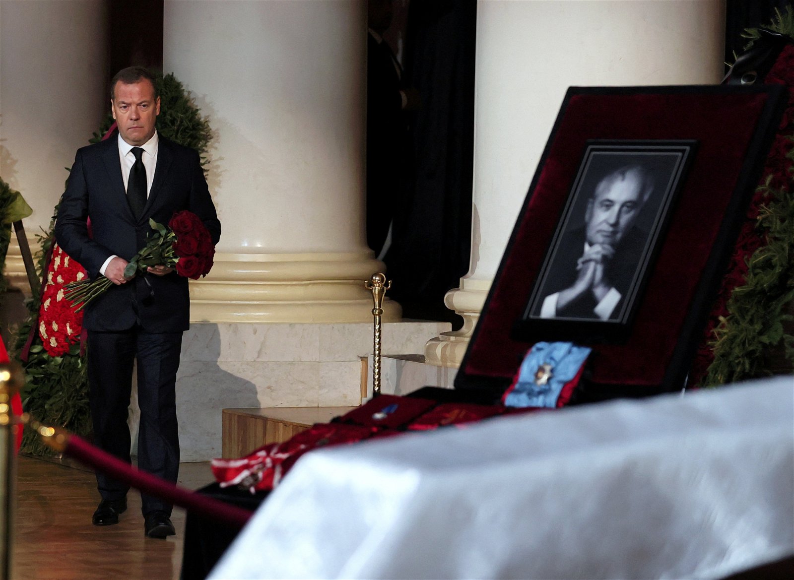 普京的亲信、曾任总统和总理的俄罗斯联邦安全会议副主席梅德韦杰夫，手里拿著鲜花，走向戈尔巴乔夫的灵柩。（图取自俄罗斯卫星通讯社/路透社）