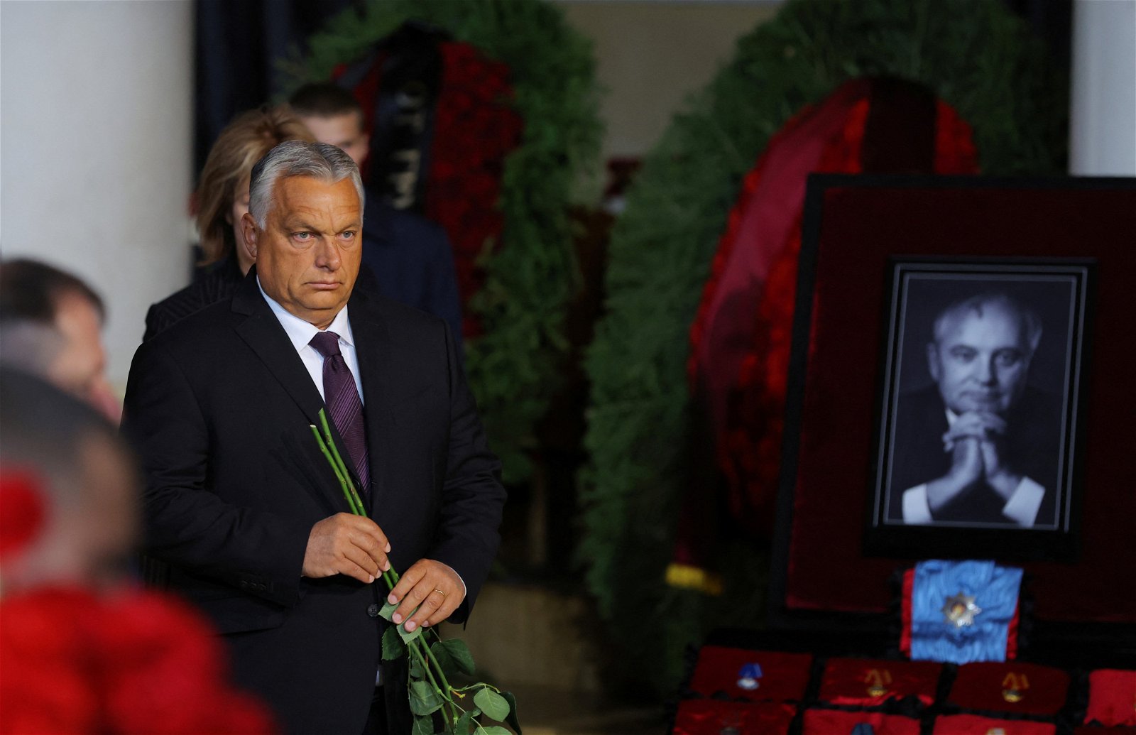 匈牙利总理欧尔班周六在莫斯科联邦议院圆柱大厅举行的葬礼上，向戈尔巴乔夫致敬。（图取自路透社）