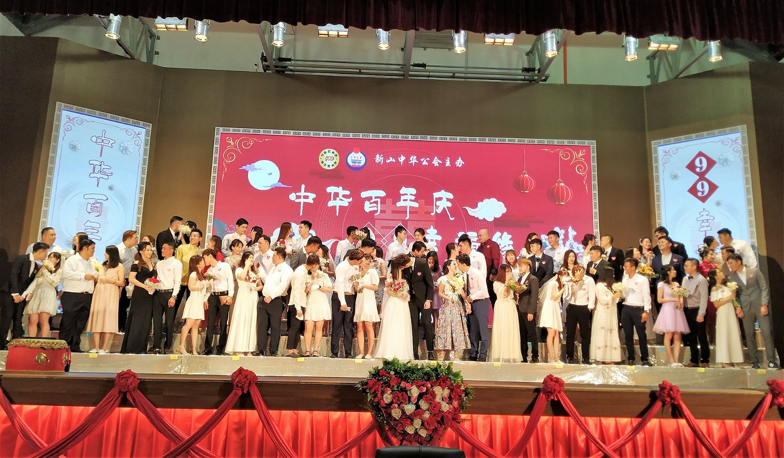 36对新人选择在中秋节前夕象征长长久久的9月9日在新山中华公会共结连理，许下爱的誓言。