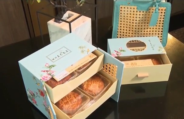 四川豆花饭庄的月饼盒结合纸巾盒和竹子袋的元素。
