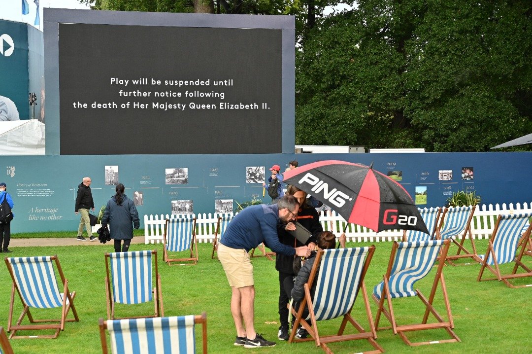 当英女王去世的消息传出时，在伦敦温特沃斯举行的欧洲PGA锦标赛，也立即暂停比赛。（图取自法新社）