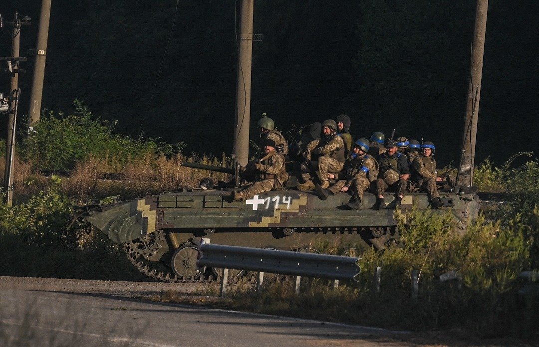 乌克兰军队的战士们周五在哈尔科夫，坐在一辆军用车辆上行驶。基辅称乌军在东北部前线取得了进展，重新夺回哈尔科夫几个城镇，并突破俄军防线，给俄军的补给线构成威胁。（图取自俄罗斯国防部/路透社）