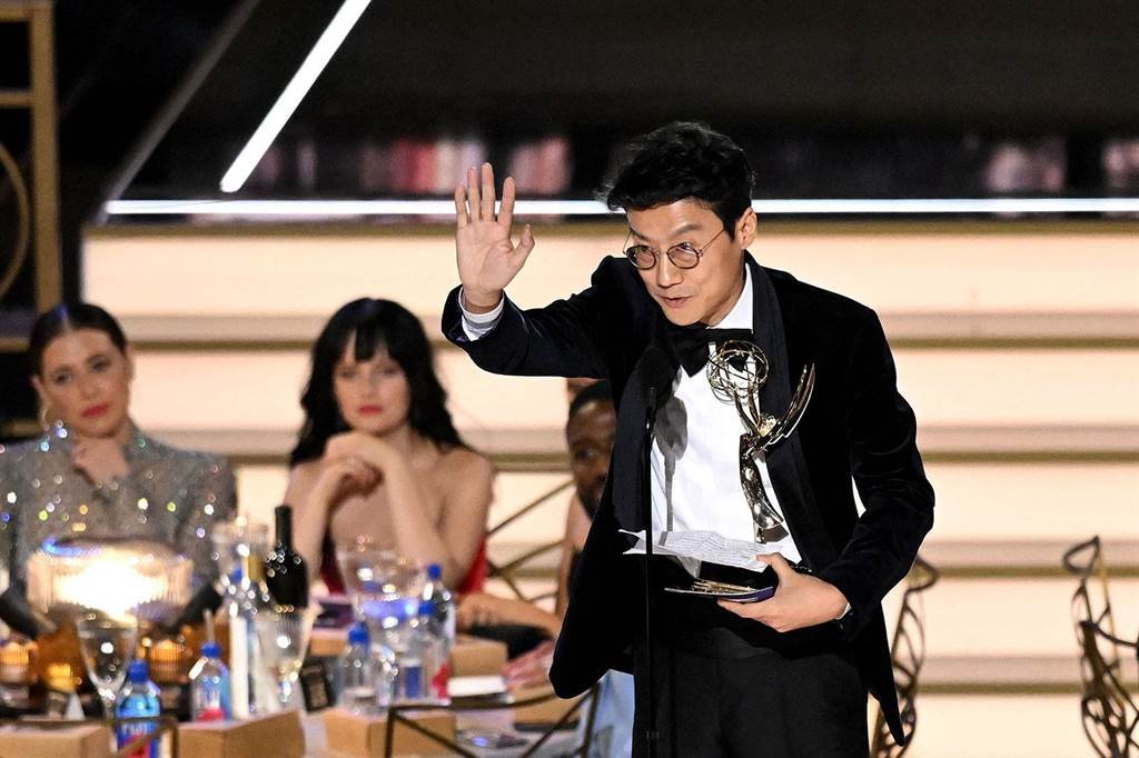 《鱿鱼游戏》导演黄东赫获得艾美奖“最佳导演”。