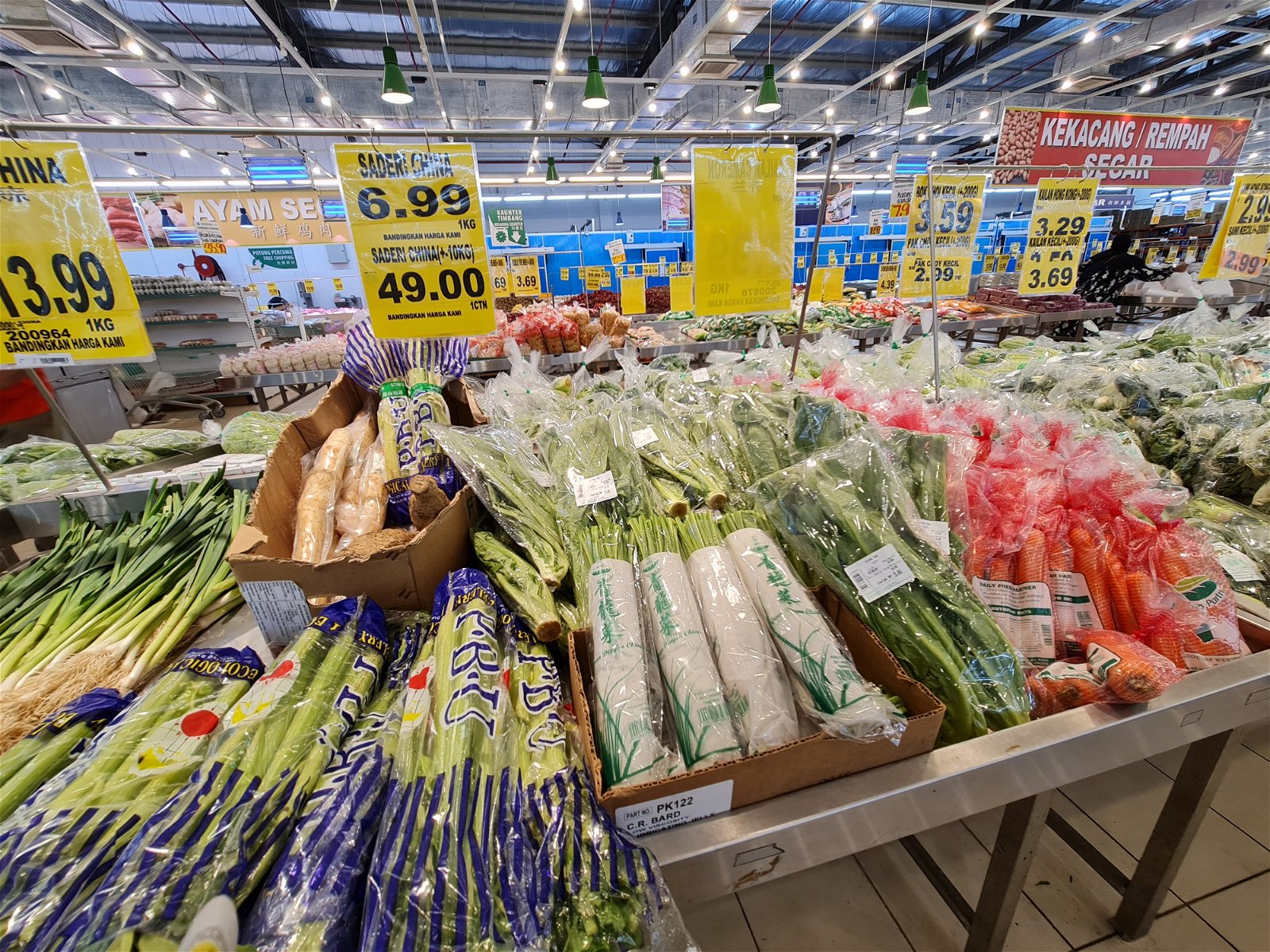 进口蔬菜货柜抵达后，会尽可能在一天内把新鲜蔬菜分配和运送至其他分店。