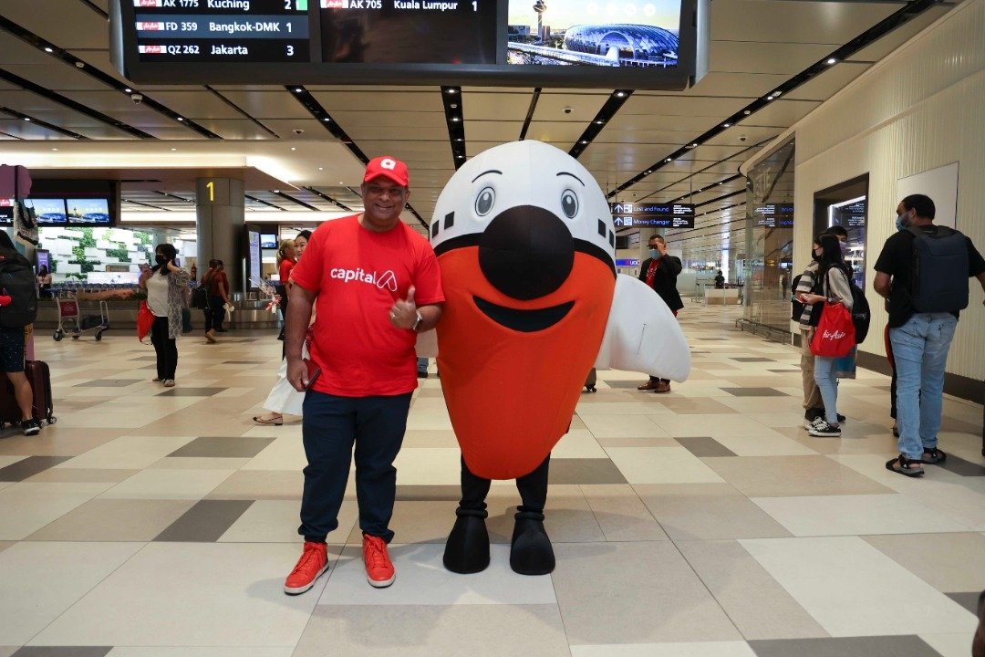 东尼费南德斯亲自搭乘首班从吉隆坡第二国际机场飞往樟宜T4机场班机，受到可爱飞机玩偶人迎接。