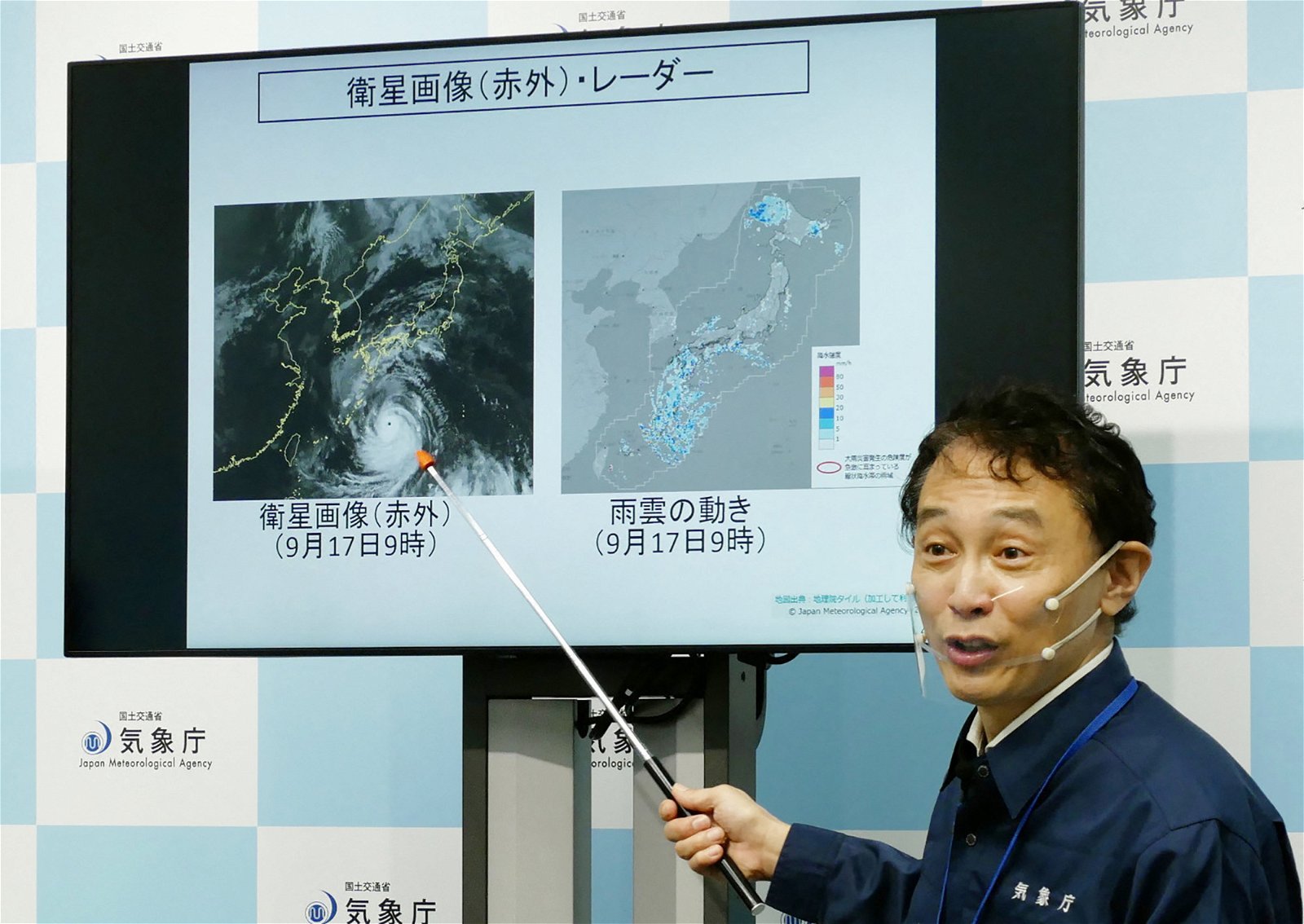 日本气象厅首席预报官员黑良龙太周六在新闻发布会上，讲解即将来袭的大型超强台风“南玛都”。（图取自时事通信社/法新社）