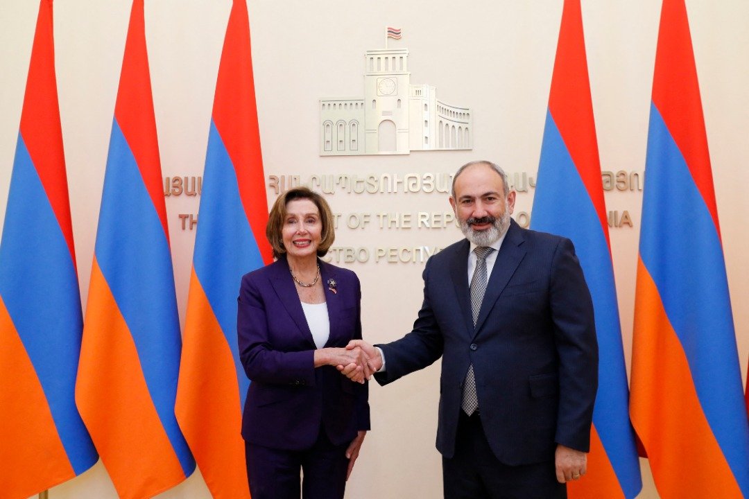 美国国会众议院议长佩洛西在周日，与亚美尼亚总理帕希尼扬会晤。（图取自亚美尼亚共和国政府/法新社）