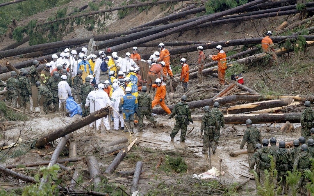 在日本九州宫崎县美俣镇，包括日本自卫队在内的救援人员，在台风造成的土石流现场进行搜救行动。（图取自共同社\路透社）