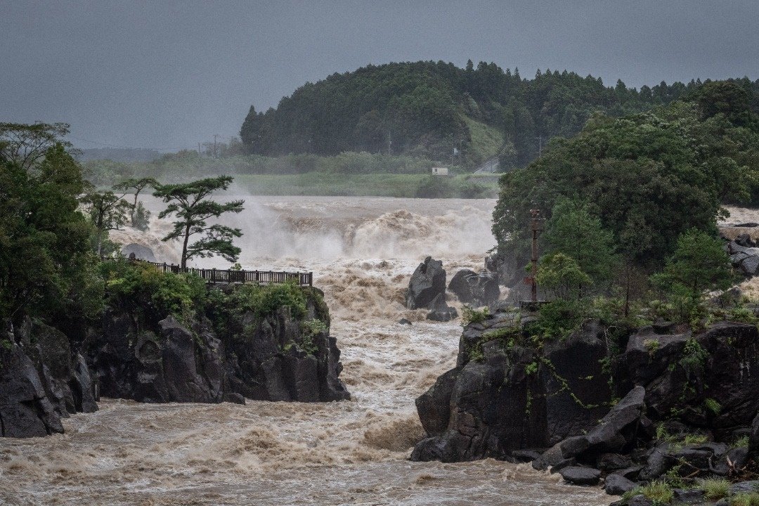 台风“南玛都”周一给日本西部带来狂风暴雨，在日本鹿儿岛县伊佐市，仙台的河流暴涨，河水汹涌骇人。（图取自法新社）