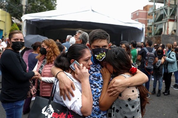 墨西哥强震，民众吓得与亲友紧抱。（图取自路透社）