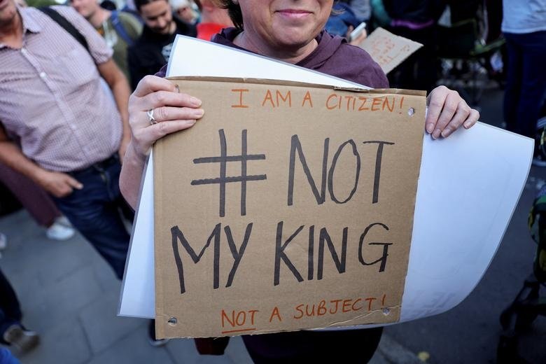 在英国威尔士加的夫，有反君主制的民众于查尔斯三世于本月16日到访当天，手持抗议标语。（图取自路透社）