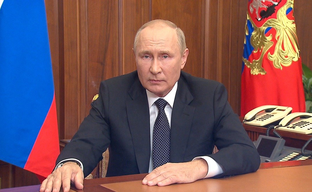 俄罗斯总统普京周三向全国发表电视讲话，宣布会进行“部分”动员，称其在乌克兰的军事行动升级。（图取自KREMLIN.RU /法新社）