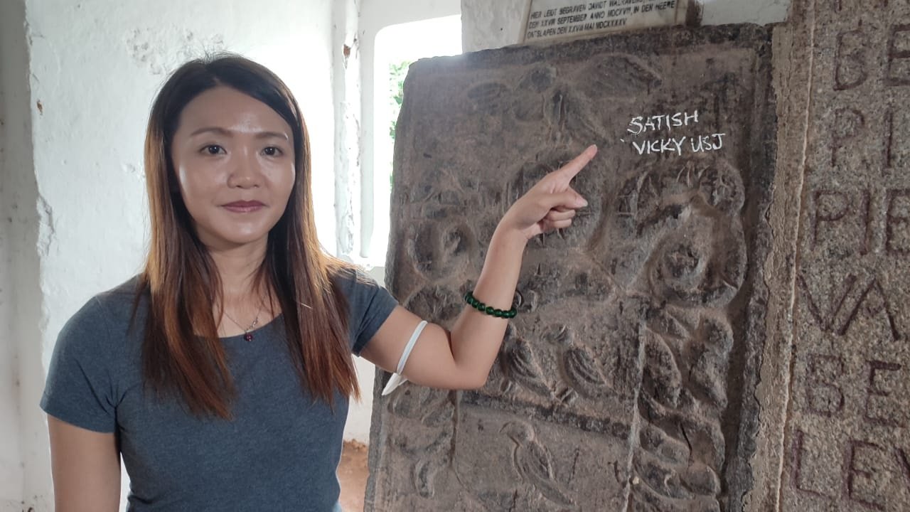 林朝雁指着石碑上的涂鸦。