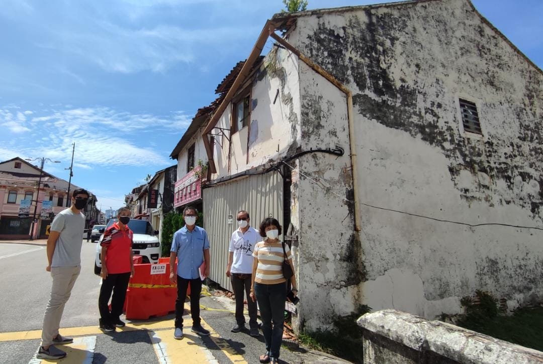 刘志俍（左3）指地方政府以警戒线围起危楼，并无法起到保护行人的作用，左起为梁绍喜、陈劲员、李祥生和陈美慧。